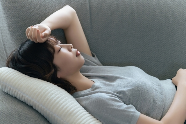 寝ている女性
