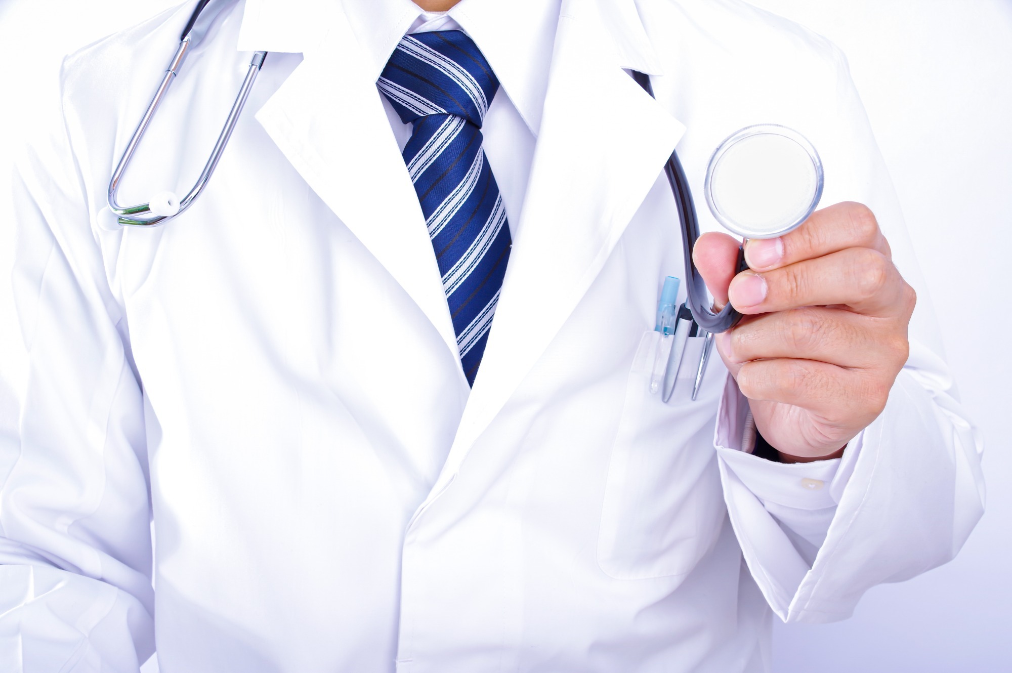 聴診器を手に取る男性医師 聴診器を手に取る男性医師